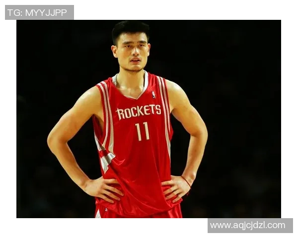 姚明高挑身姿完美演绎站立扣篮技艺展现篮球之美与力量的结合